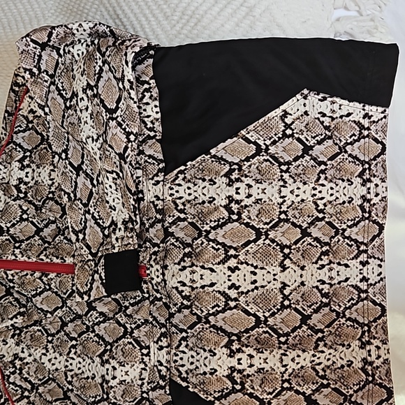 Alala 1x hooded workout pullover w/hood, pockets - Picture 5 of 14